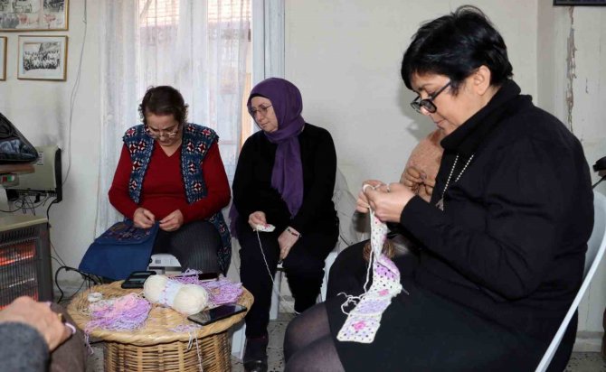 Kadınlar Eski Kumaşları, Yeni Ürünlere Dönüştürüyor