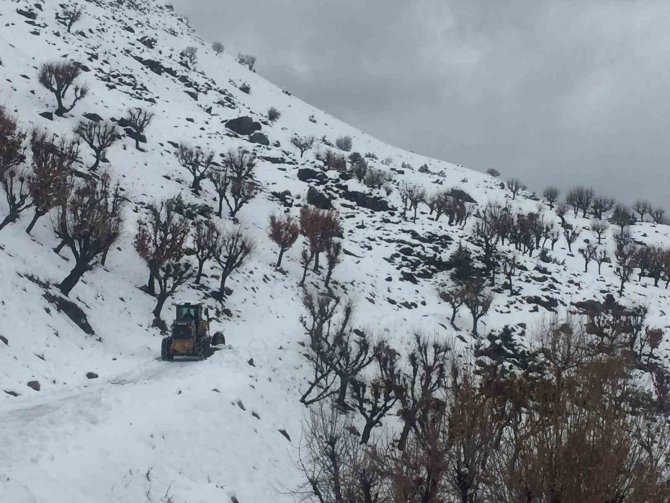 Yüksek Kesimlerde Kar Kalınlığı 90 Santimi Buldu: Yol Açma Çalışmaları Devam Ediyor
