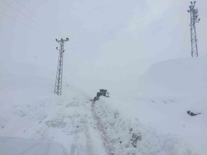 Yüksek Kesimlerde Kar Kalınlığı 90 Santimi Buldu: Yol Açma Çalışmaları Devam Ediyor
