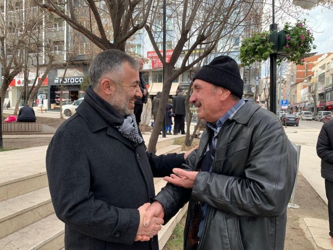 Ak Nokta Üye Aracında Vatandaşlara Karanfil Dağıttı