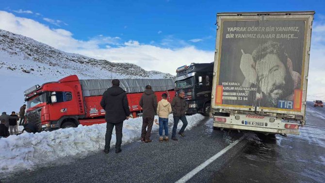 Kontrolden Çıkan Tır, Kamyonla Çarpıştı