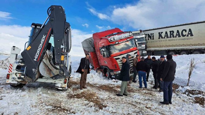 Kontrolden Çıkan Tır, Kamyonla Çarpıştı