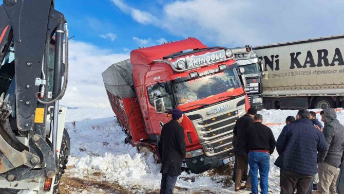 Kontrolden Çıkan Tır, Kamyonla Çarpıştı