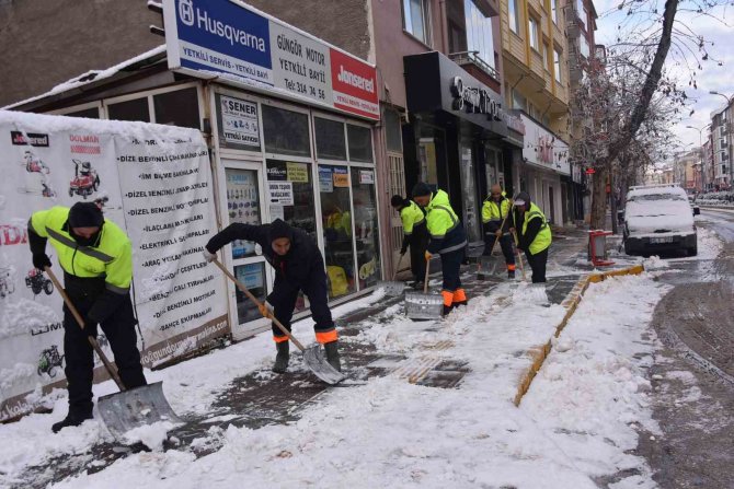 Bozüyük Beyaza Büründü, Belediye Ekiplerinin Karla Mücadelesi Sürüyor