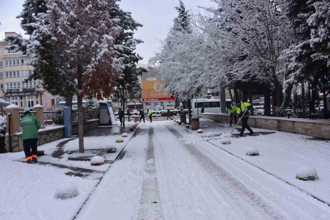 Bozüyük Beyaza Büründü, Belediye Ekiplerinin Karla Mücadelesi Sürüyor