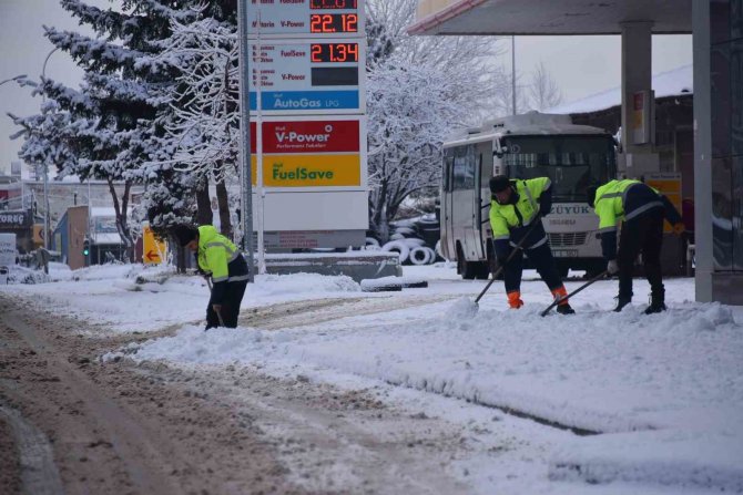 Bozüyük Beyaza Büründü, Belediye Ekiplerinin Karla Mücadelesi Sürüyor
