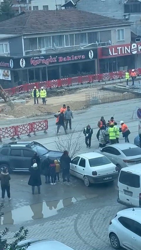 Bursa’da Husumetli Sürücüler Önce Birbirlerine Çarptı, Ardından Tekme Tokat Kavga Etti