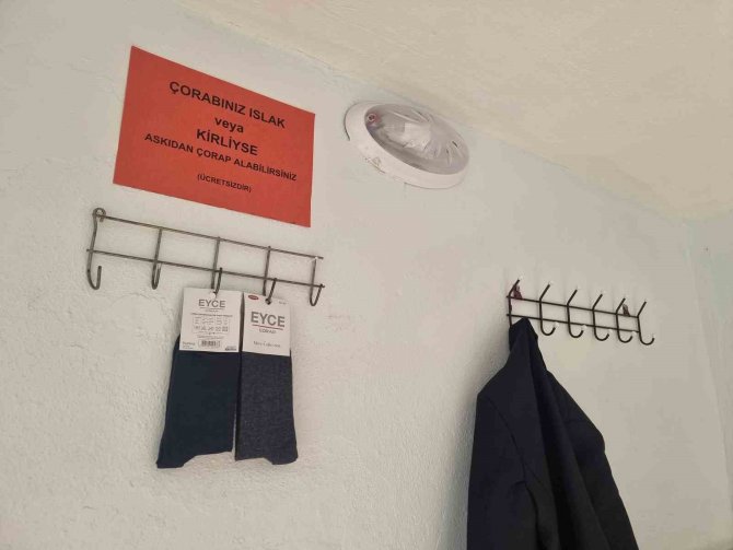 Camide Askıda Çorap Uygulaması: İ̇badete Gelenlerden Takdir Topladı