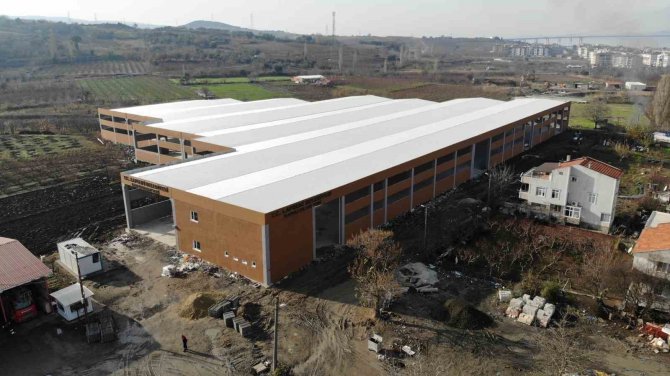 Lapseki’de Kapalı Pazaryerinin Çevre Düzenlemesi Çalışmaları Devam Ediyor