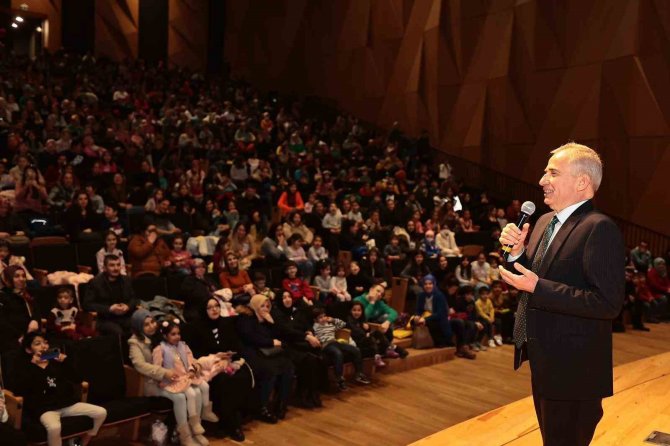 Denizli’de Binlerce Çocuk Doyasıya Eğleniyor