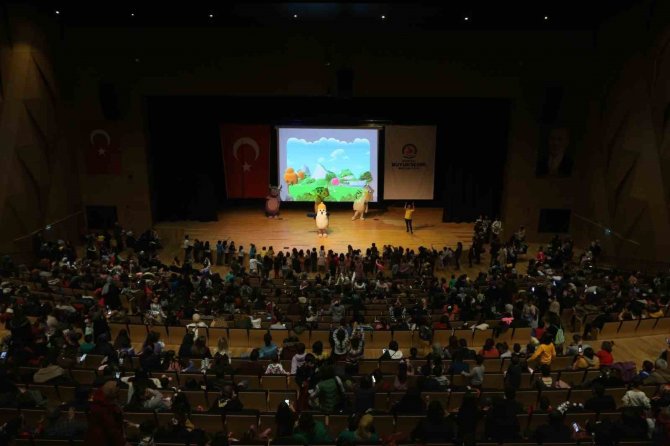 Denizli’de Binlerce Çocuk Doyasıya Eğleniyor