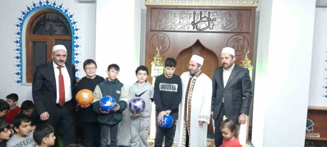 Sömestr Tatilinde Namaz Kılan Öğrencilere Hediyeler Dağıtıldı