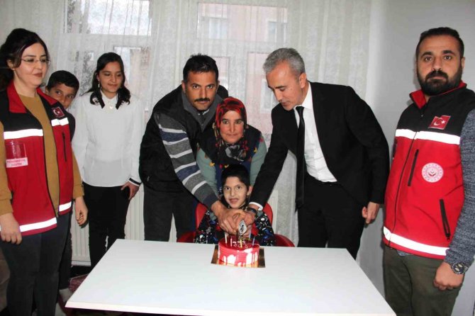 Engelli Muhammed İlk Doğum Günü Pastasını 9 Yaşında Kesti