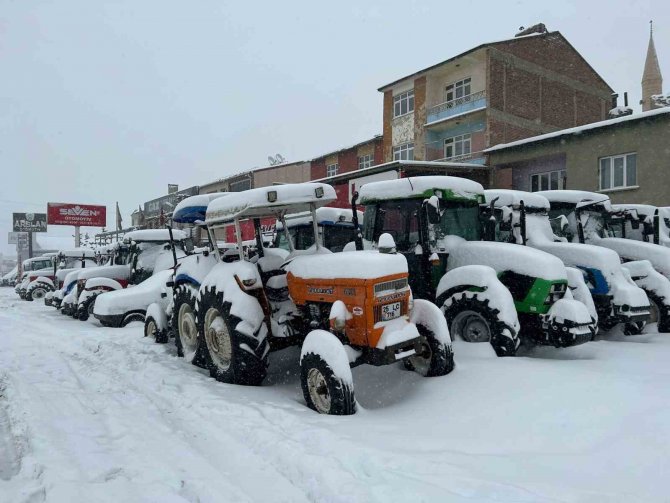 Erzurum’da Etkisini Gösteren Kar Yağışı, Araç Şoförlerini Zor Durumda Bıraktı