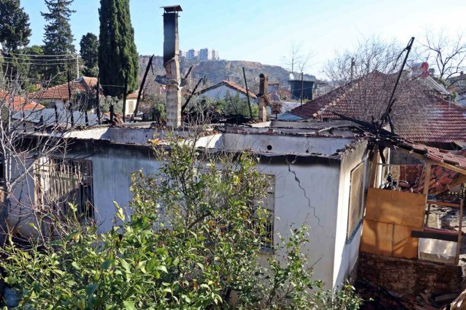 Antalya’da Gecekondu Yangını: 2 Ölü