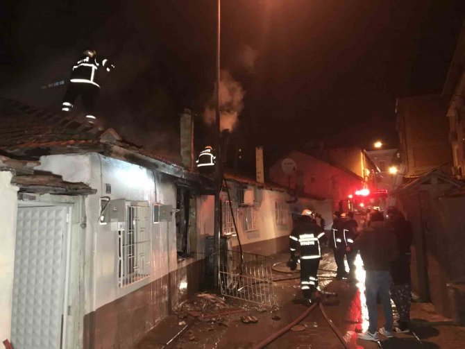 Gözyaşları İçinde Yanan Evini İzledi