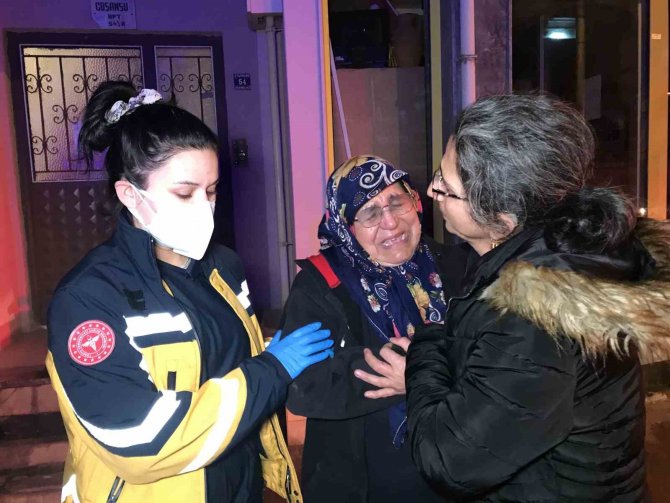 Gözyaşları İçinde Yanan Evini İzledi