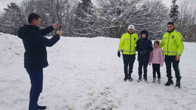 Polisler, İki Kardeşin Kar Topu Eğlencesine Ortak Oldu