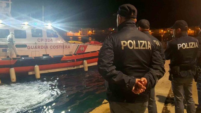 İ̇talya’da Göçmen Teknesinden 8 Ceset Çıkarıldı