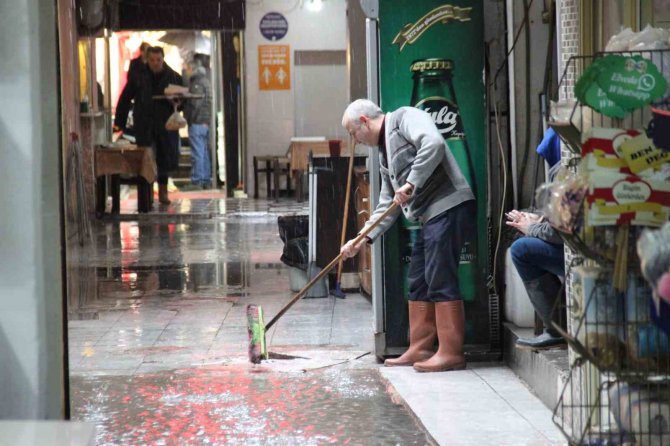 İ̇zmir Kemeraltı’nı Yine Su Bastı, Esnaf Belediyeye Tepki Gösterdi