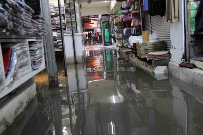 İ̇zmir Kemeraltı’nı Yine Su Bastı, Esnaf Belediyeye Tepki Gösterdi