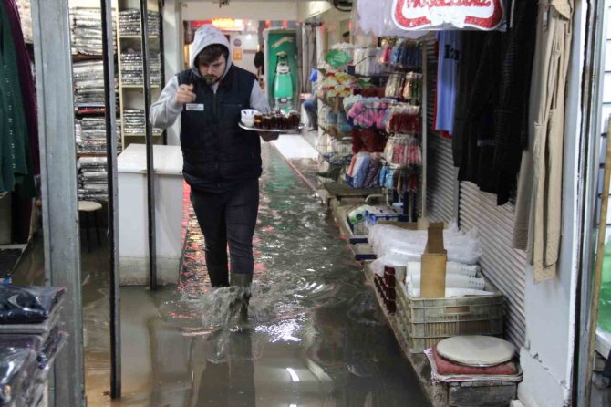 İ̇zmir Kemeraltı’nı Yine Su Bastı, Esnaf Belediyeye Tepki Gösterdi