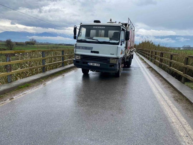 Kamyonla Çarpışan Otomobil Kanala Düştü: 1 Ölü, 3 Yaralı