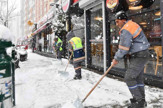 Tepebaşı’nda Kar Yağışına Hızlı Müdahale