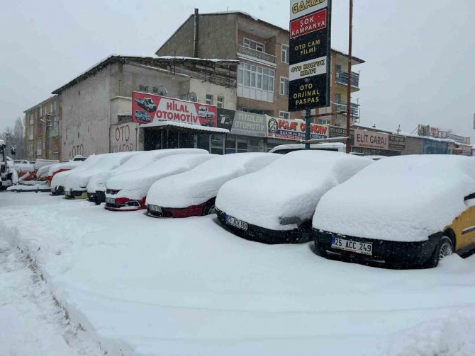 Erzurum’da Etkisini Gösteren Kar Yağışı, Araç Şoförlerini Zor Durumda Bıraktı