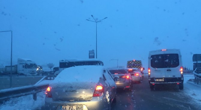 Kar Yağışı Nedeniyle Araçlar Yolda Güçlükle İlerleyebildiler