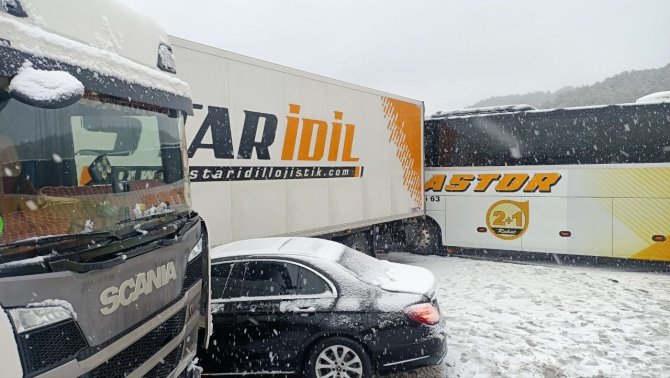 Tem Otoyolu Bolu Geçişinde Zincirleme Kaza: 5 Yaralı