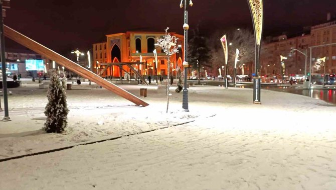 Kar Yağışının Keyfini Kartopu Oynayarak Çıkardılar