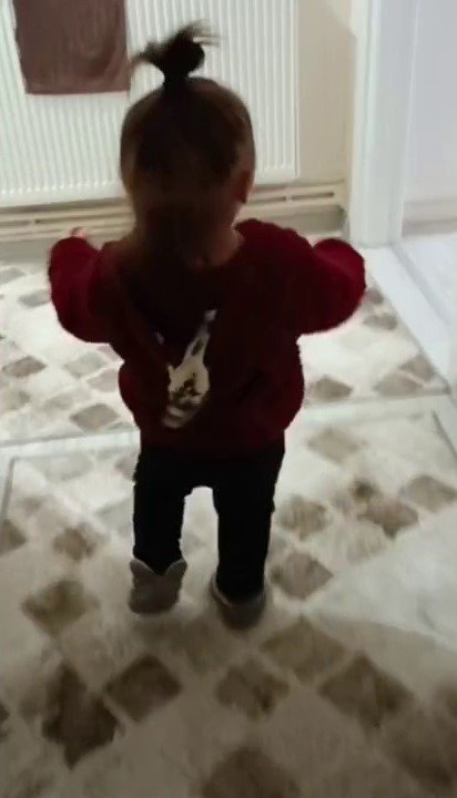 Sırtına Konan Kuşu Arayan Miniğin Hareketleri Kahkahaya Boğdu