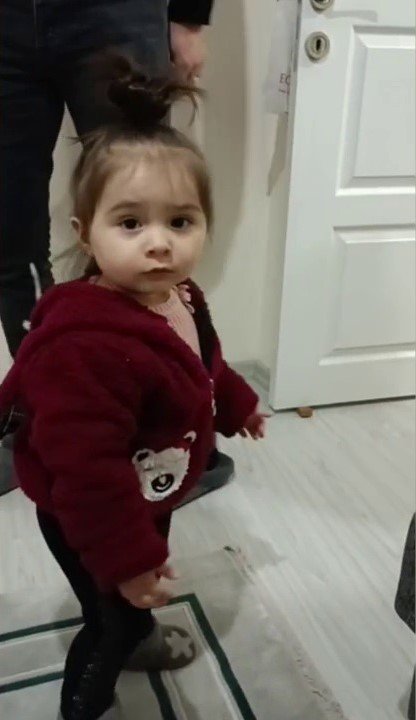 Sırtına Konan Kuşu Arayan Miniğin Hareketleri Kahkahaya Boğdu