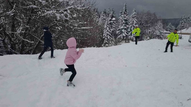 Polisler, İki Kardeşin Kar Topu Eğlencesine Ortak Oldu