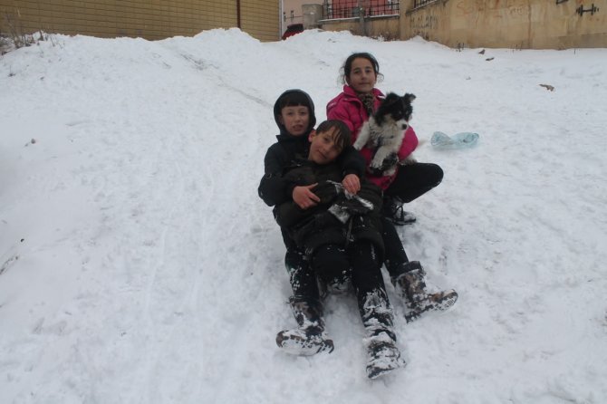 Bayburt’ta Çocukların Kar Eğlencesi