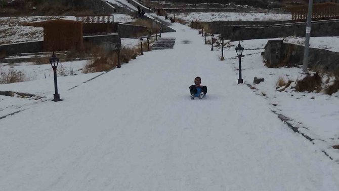Kars’ta Kızaklarını Kapan Çocuklar Yokuşlara Koştu