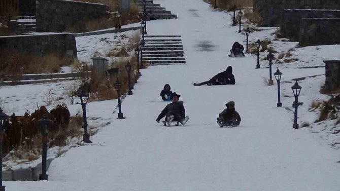 Kars’ta Kızaklarını Kapan Çocuklar Yokuşlara Koştu