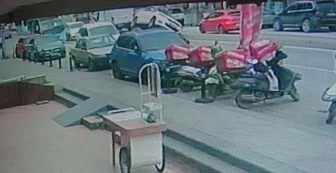 Kartal’da İlginç Kaza: Kaza Yapan Otomobil İki Teker Üzerinde İlerledi