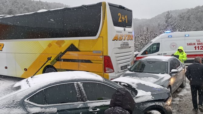 Bolu’da Kar Yağışı Sebebiyle Kayganlaşan Yolda 6 Araç Zincirleme Kazaya Karıştı: 5 Yaralı