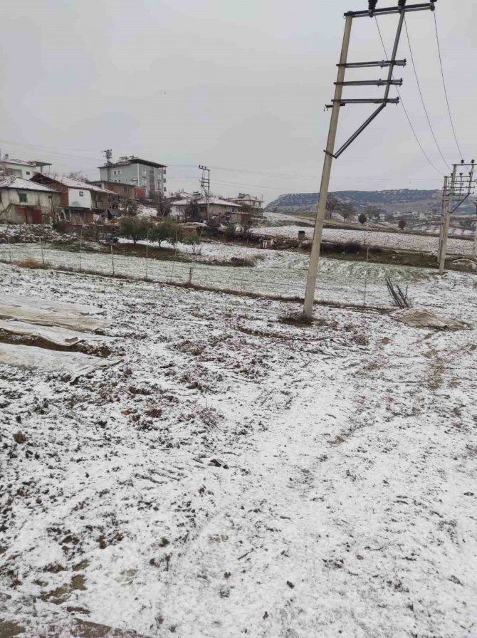 Selendi Güne Karla Uyandı
