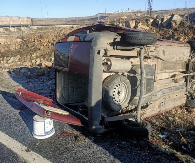 Kontrolden Çıkan Hafif Ticari Araç Takla Attı: 3 Yaralı