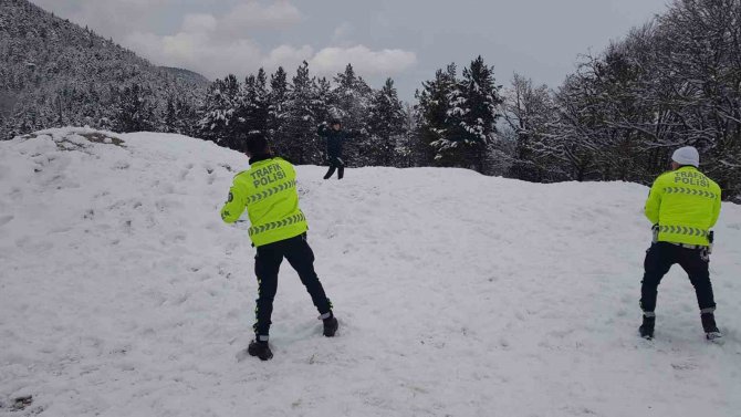 Polisler, İki Kardeşin Kar Topu Eğlencesine Ortak Oldu