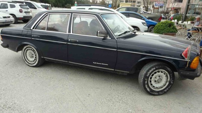 42 Yaşındaki Nostaljik Arabasına Gözü Gibi Bakıyor