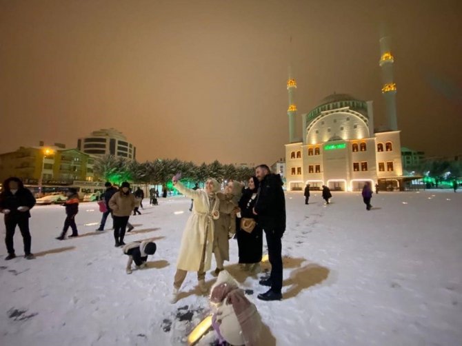 Pursaklar Belediye Başkanı Ertuğrul Çetin Vatandaşlarla Kar Topu Oynadı