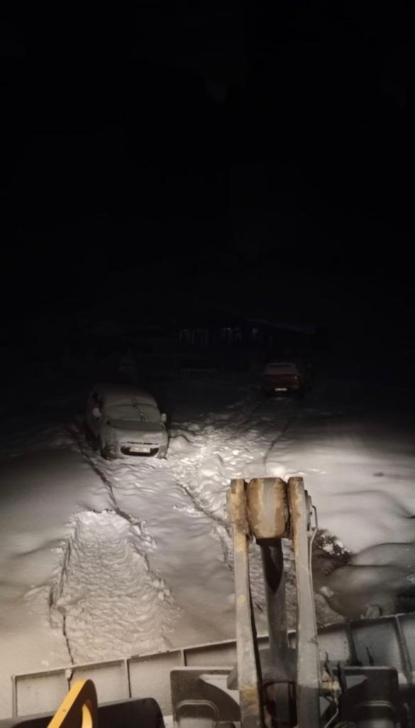 Karda Mahsur Kalan 10 Araç İş Makineleriyle Kurtarıldı