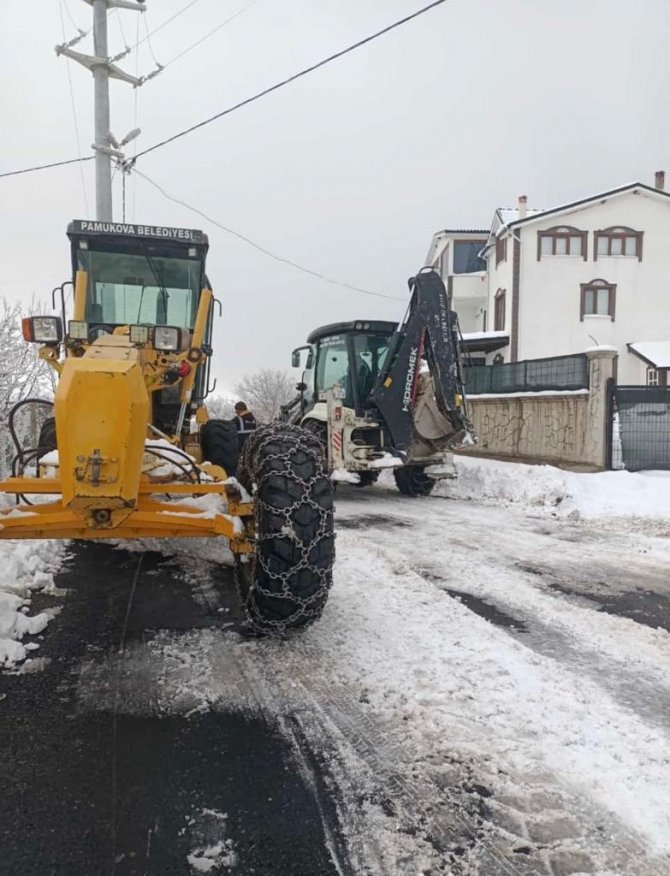 Karda Mahsur Kalan 10 Araç İş Makineleriyle Kurtarıldı