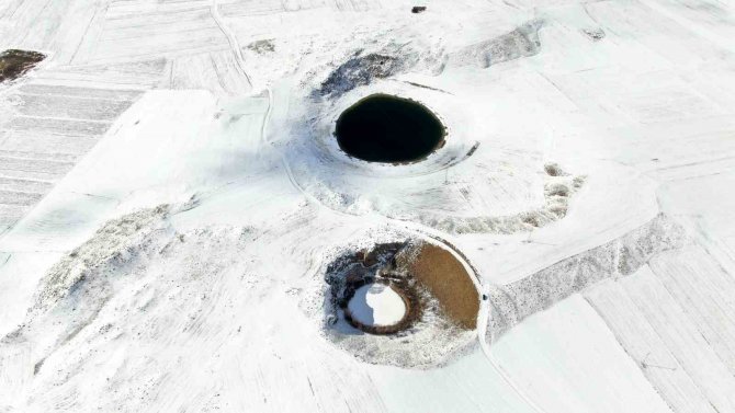 İ̇lginç Manzara, Yan Yana Olan Göllerin Biri Dondu Diğeri Donmadı