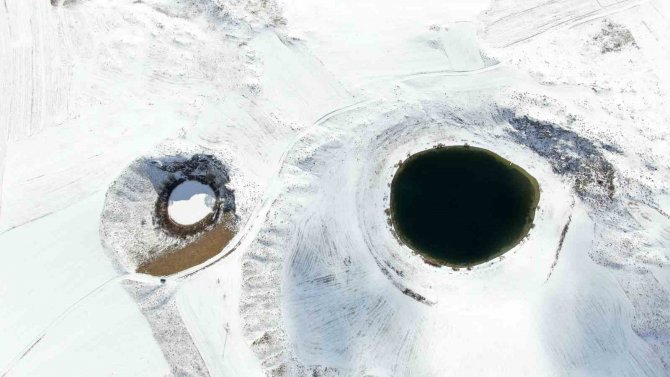 İ̇lginç Manzara, Yan Yana Olan Göllerin Biri Dondu Diğeri Donmadı
