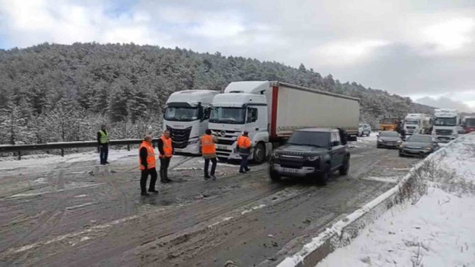 Bolu’da Kar Yağışı Sebebiyle Kayganlaşan Yolda 6 Araç Zincirleme Kazaya Karıştı: 5 Yaralı